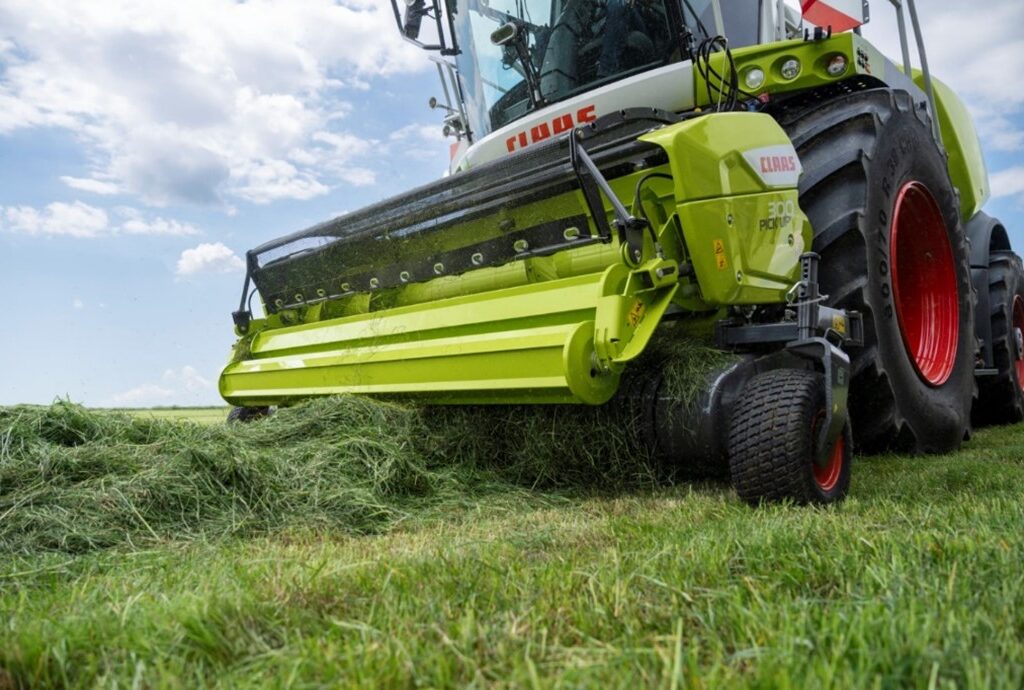 Le nouveau PICK UP 300 des ensileuses JAGUAR 800, 900 et 900 TERRA TRAC a pour principales caractéristiques de dégager moins de poussière et de garantir des débits plus réguliers et légèrement augmentés.