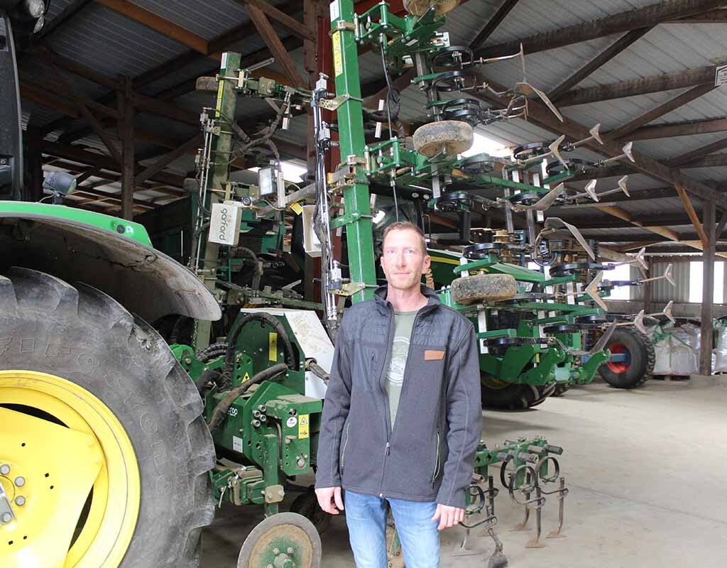 Alexandre Baudouin bine les céréales bio implantées avec un inter-rang de 25 cm © TL