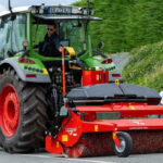 Un bac de ramassage hydraulique pour la balayeuse SUPERCHAMPION
