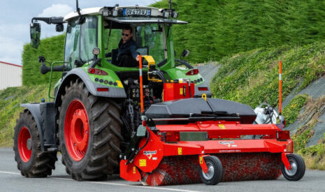 Un bac de ramassage hydraulique pour la balayeuse SUPERCHAMPION