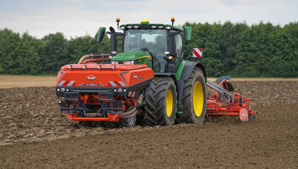 La nouvelle trémie double cuve TF 2300 C vient compléter la gamme de trémies frontales KUHN