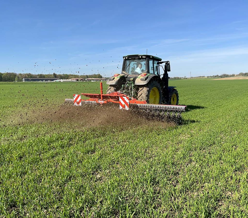KUHN étoffe sa gamme d’outils de désherbage mécanique avec la houe rotative STARLINER