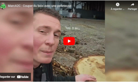Couper du bois avec une pelleteuse