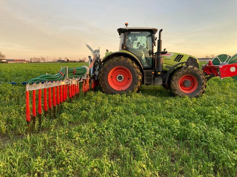 En sortie d'hiver, l'épandage sans tonne offre une solution pour limiter la compaction du sol. (Jeannerot).