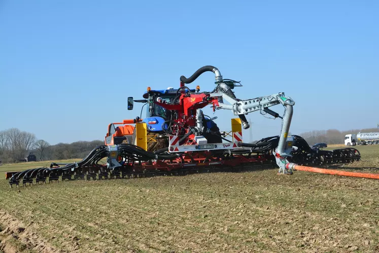 Une pompe envoie le lisier ou le digestat à travers un tuyau souple sous pression (13 à 17 bars) jusqu'à la rampe. (Vredo)