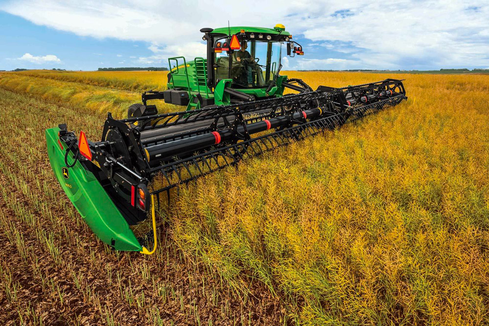 En scindant le processus en deux étapes - fauche puis battage -, cette méthode permet de mieux planifier les interventions, notamment en avançant la date de récolte d'environ une semaine par rapport à une moisson classique. (John Deere)