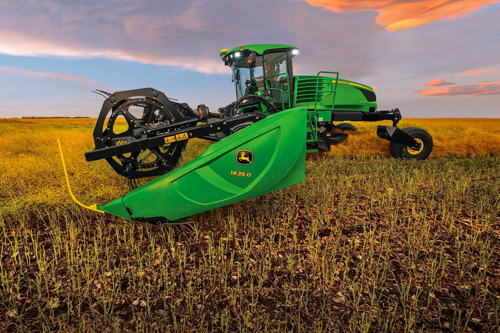 En cas de faible biomasse, l'andaineur offre la possibilité de regrouper la production pour employer plus efficacement la moissonneuse lors de la récolte. (John Deere).