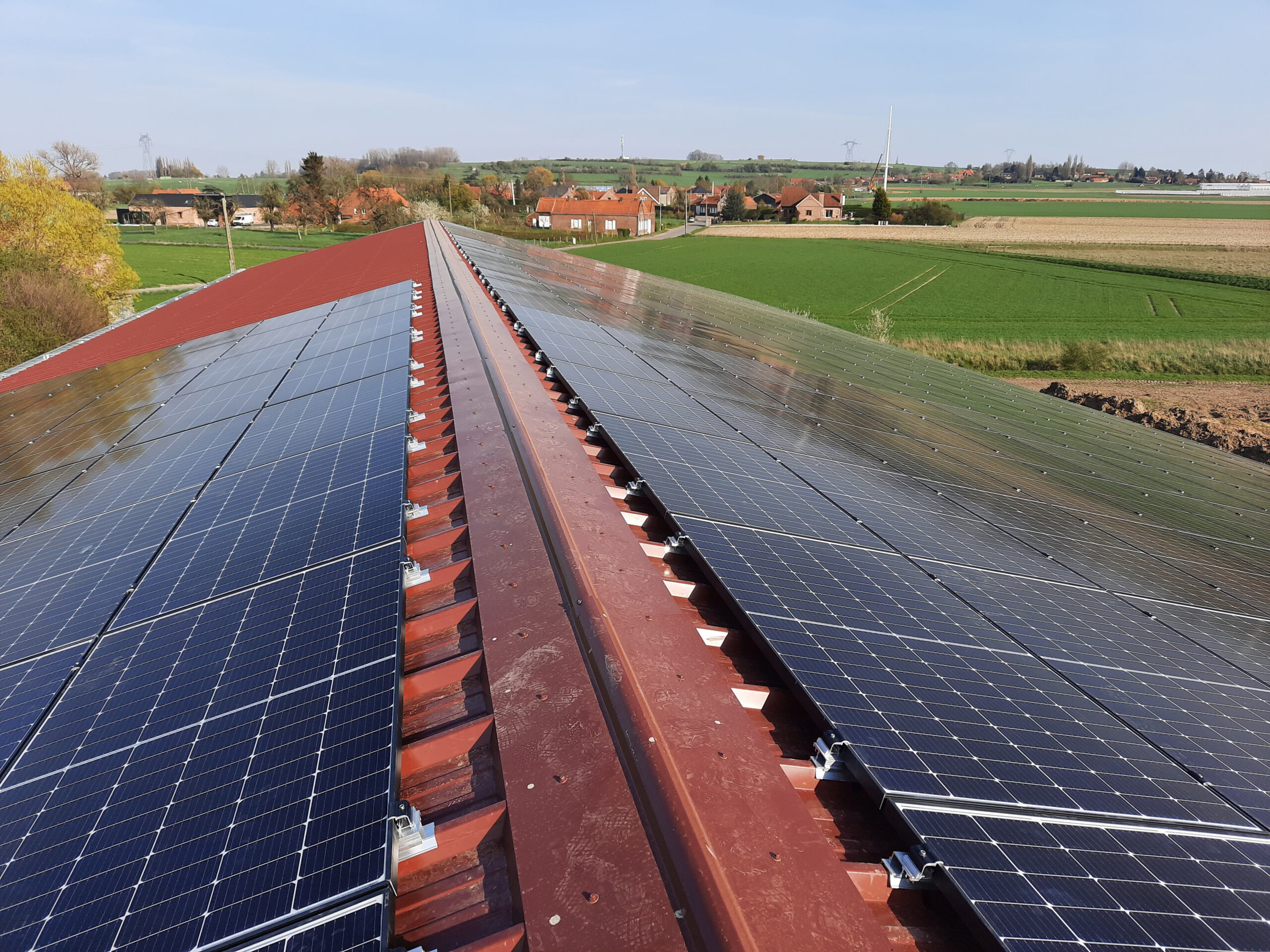 Installation de panneaux photovoltaïques sur un bâtiment pour combiner production d’électricité photovoltaïque et production agricole.