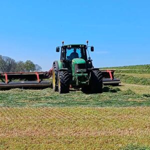 L'andaineur à tapis a révolutionné les chantiers de fenaison de l'entreprise Coulon © Coulon
