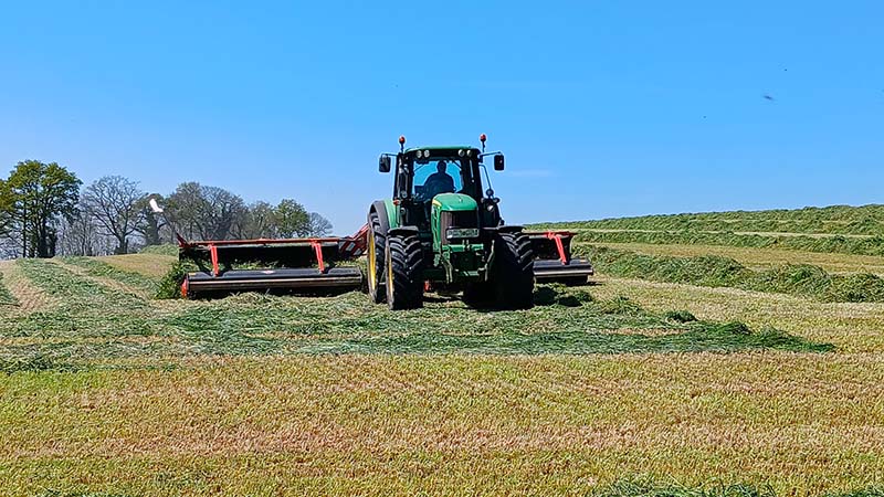 L'andaineur à tapis a révolutionné les chantiers de fenaison de l'entreprise Coulon © Coulon