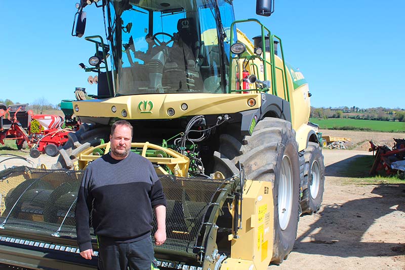 L'entreprise possède deux ensileuses Krone pour l'herbe et le maïs. © TL