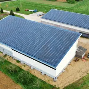 En renforçant l’ossature du toit de son hangar et en l’équipant de 761 modules, le nouveau parc de Paul lui permettra de produire 345 kWh, soit deux fois la consommation annuelle d’électricité du hangar.
