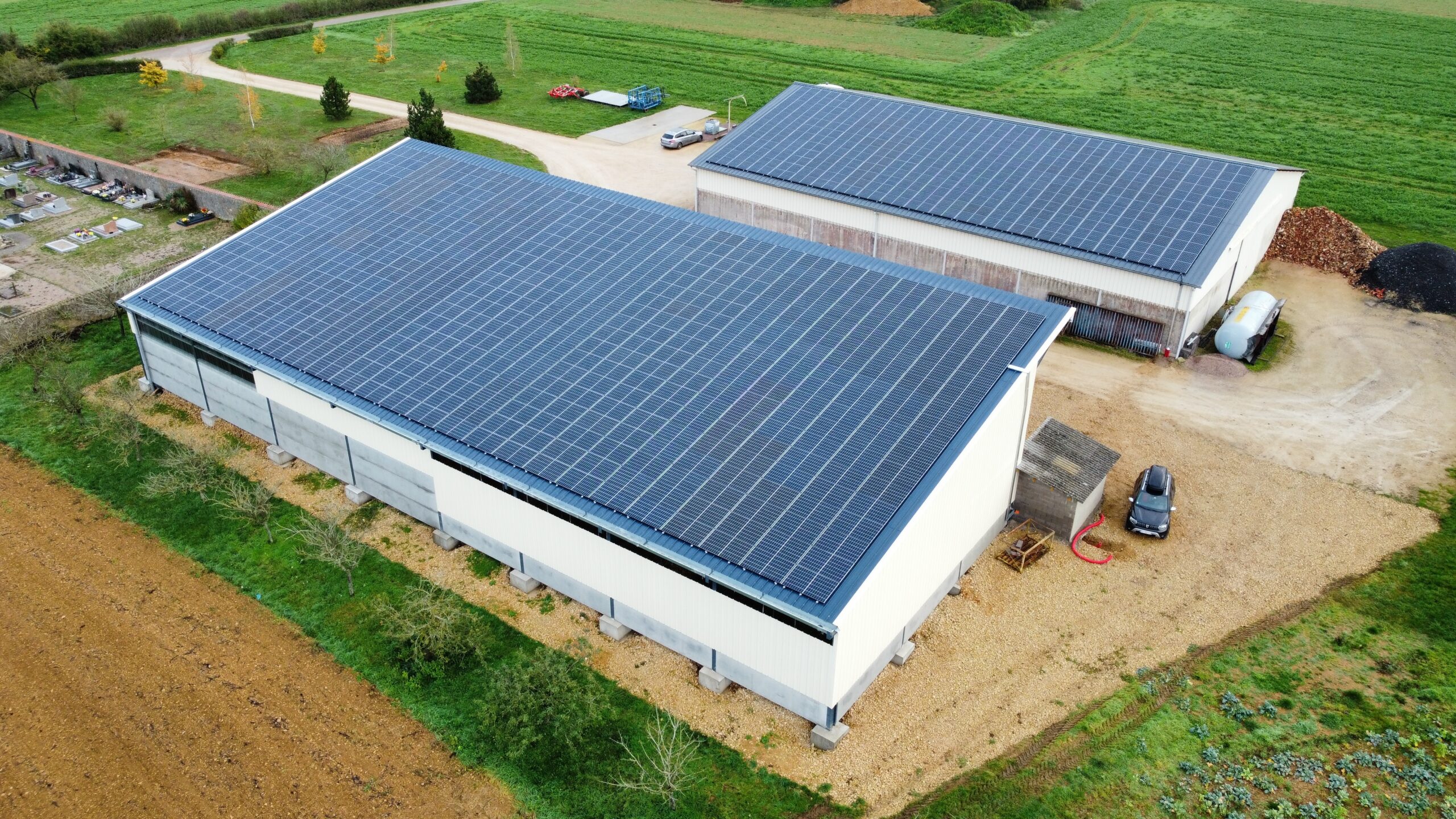 En renforçant l’ossature du toit de son hangar et en l’équipant de 761 modules, le nouveau parc de Paul lui permettra de produire 345 kWh, soit deux fois la consommation annuelle d’électricité du hangar.