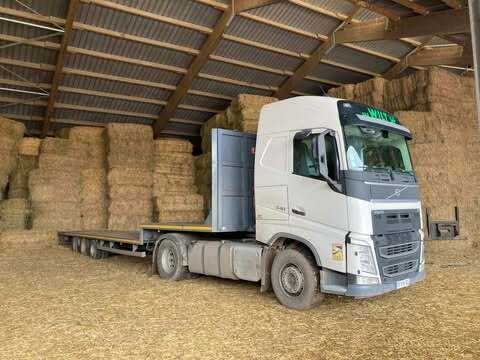 Camion plateau et stock de bottes carrées