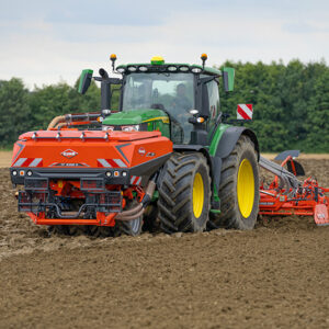 KUHN complète sa gamme avec la nouvelle trémie frontale double cuve TF 2300 C