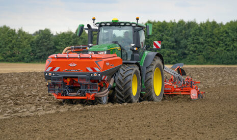 KUHN complète sa gamme avec la nouvelle trémie frontale double cuve TF 2300 C