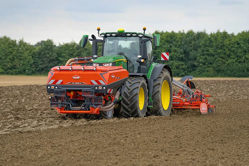 KUHN complète sa gamme avec la nouvelle trémie frontale double cuve TF 2300 C