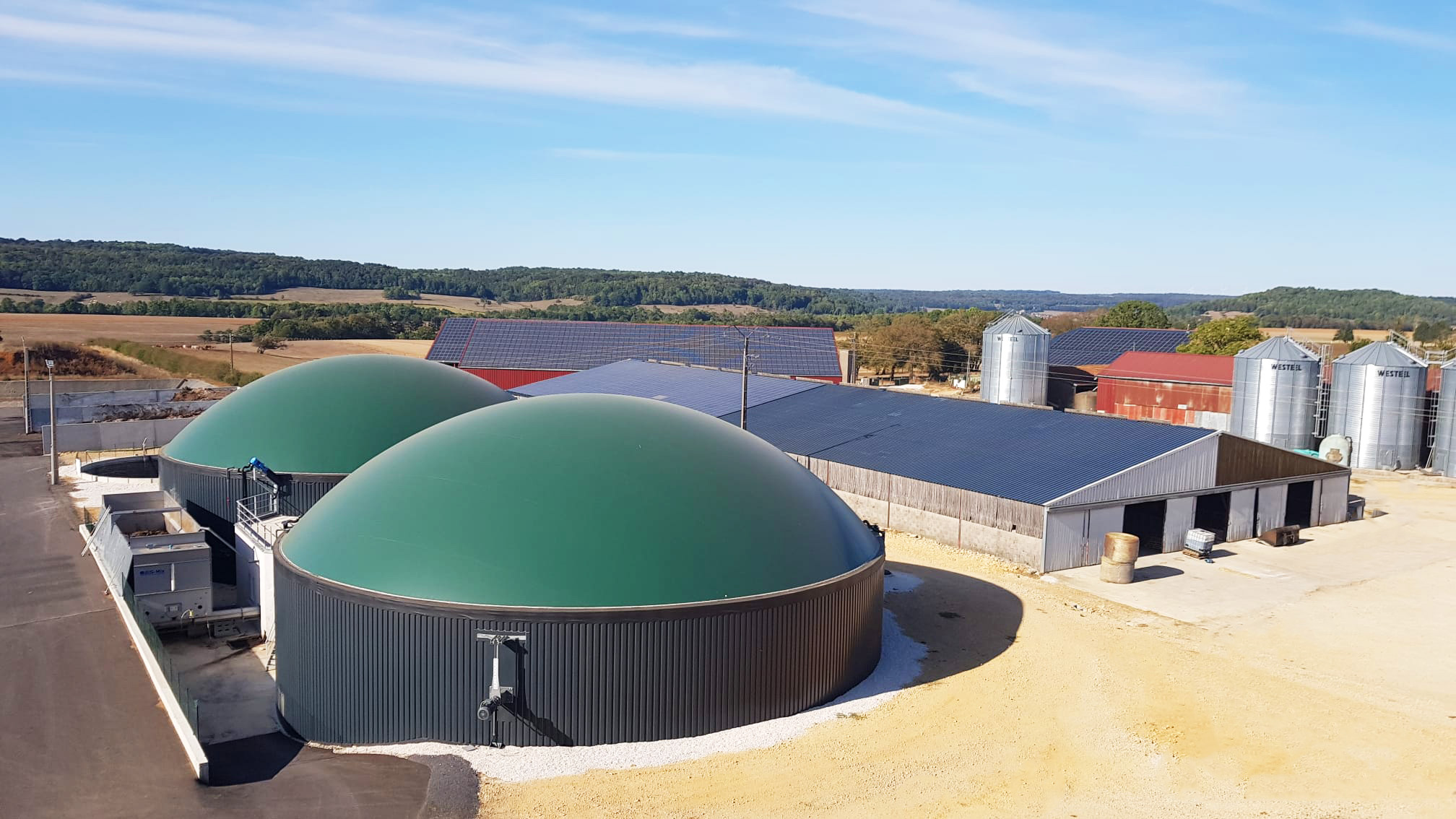 En renforçant l’ossature du toit de son hangar et en l’équipant de 761 modules, le nouveau parc de Paul lui permettra de produire 345 kWh, soit deux fois la consommation annuelle d’électricité du hangar.