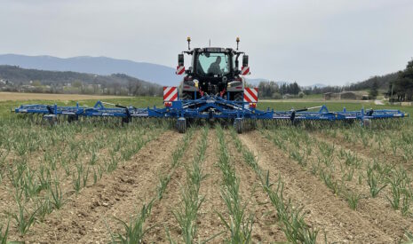 La herse étrille de précision PRESSIUS intègre désormais le Load Sensing