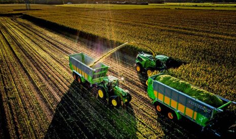 John Deere lance les nouvelles ensileuses automotrices F8 et F9 avec des améliorations en conduite et qualité d’ensilage