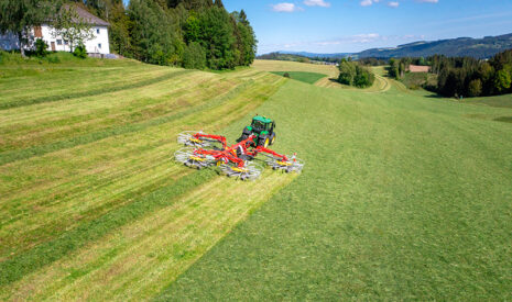 PÖTTINGER TOP VT 12540 C : l’andaineur 4 rotors gagne en confort avec la commande Profiline