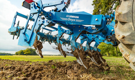 Un décompactage jusqu’à 60 cm de profondeur avec le sous-soleur LEMKEN