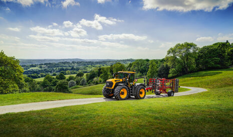 JCB dévoile le Fastrac Série 6000, un tracteur haute vitesse polyvalent et ultra-productif