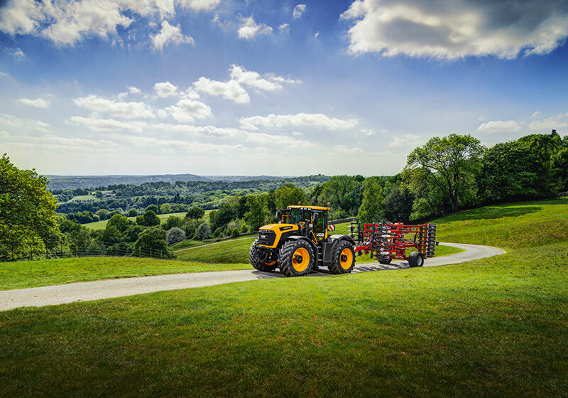 JCB dévoile le Fastrac Série 6000, un tracteur haute vitesse polyvalent et ultra-productif