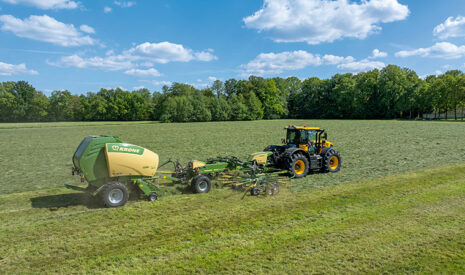 KRONE Swadro BaleTrain TC 880 Pro : andainage et pressage réunis en un seul passage