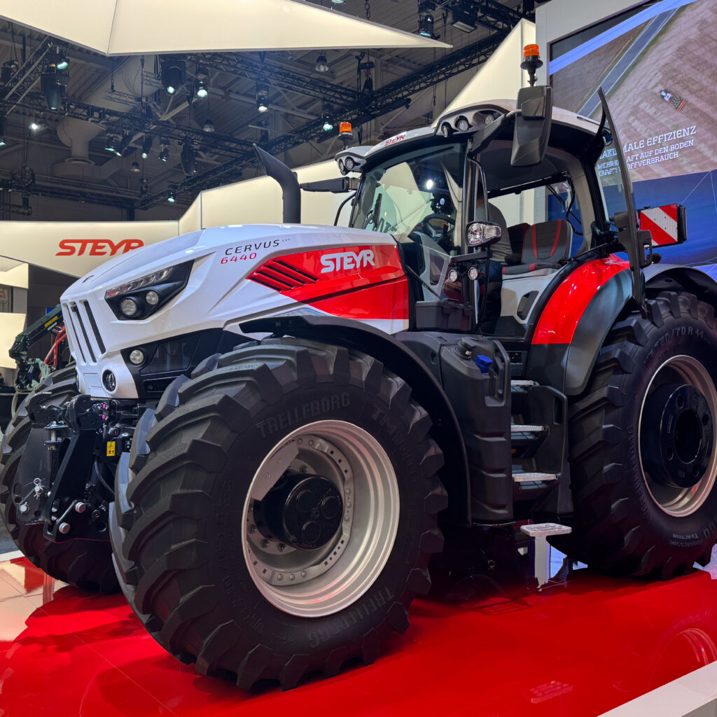 Tracteur Steyr Cervus 6440.