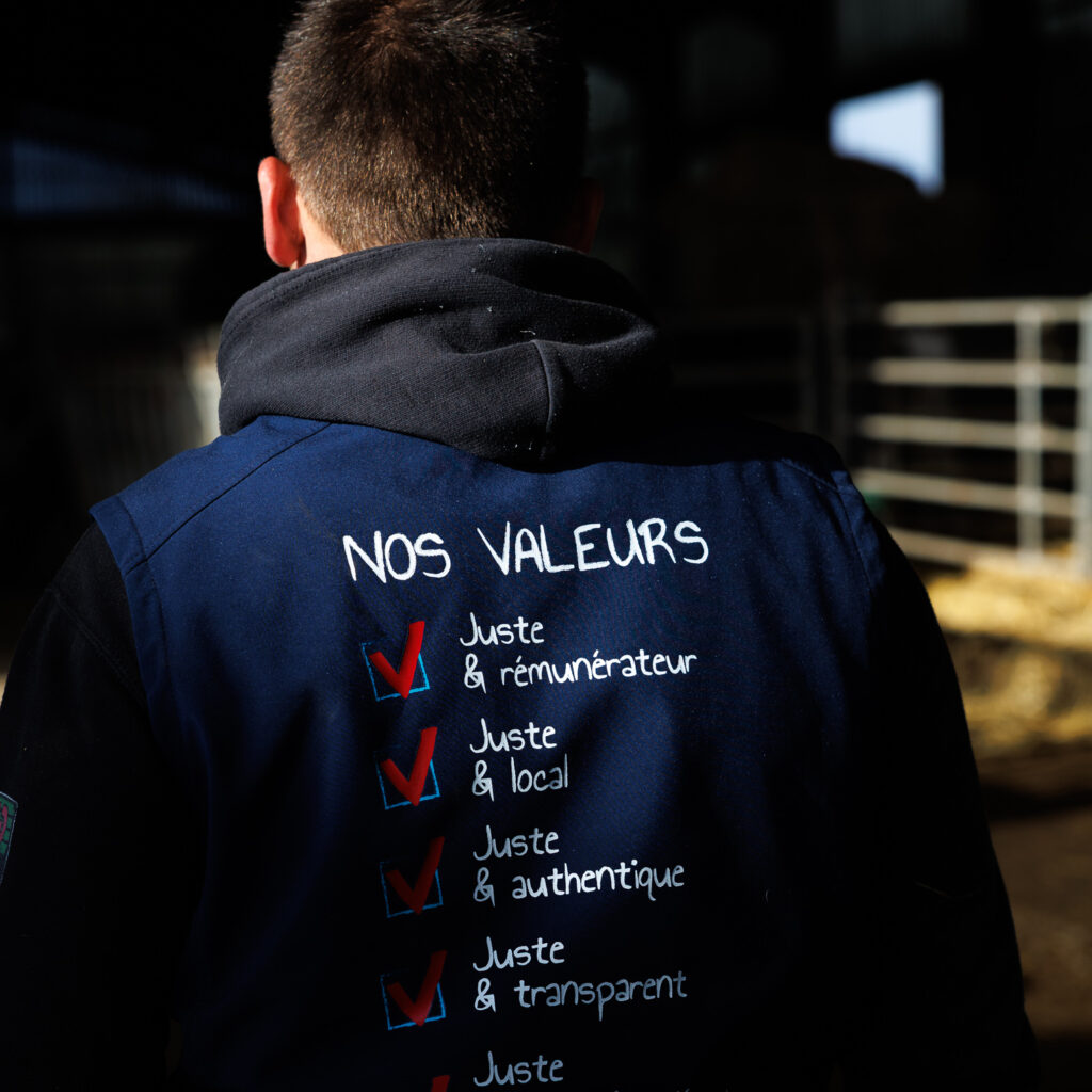 Matthieu Poiroux, éleveur laitier, pendant la traite de ses vaches, à Saint-Mathurin, en Vendée (85). © Thomas LOUAPRE / Divergence