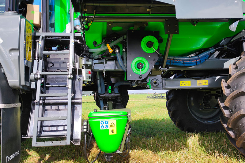 L'appareil profite également d'un nouvel incorporateur de 35 l qui fonctionne par venturi et permet une dissolution rapide et homogène des produits, même en poudre ou produits difficiles à diluer. Ce nouvel incorporateur réduit significativement le risque d’exposition aux produits chimiques grâce à son couvercle et sa lance de rinçage intégrée. ©Tecnoma