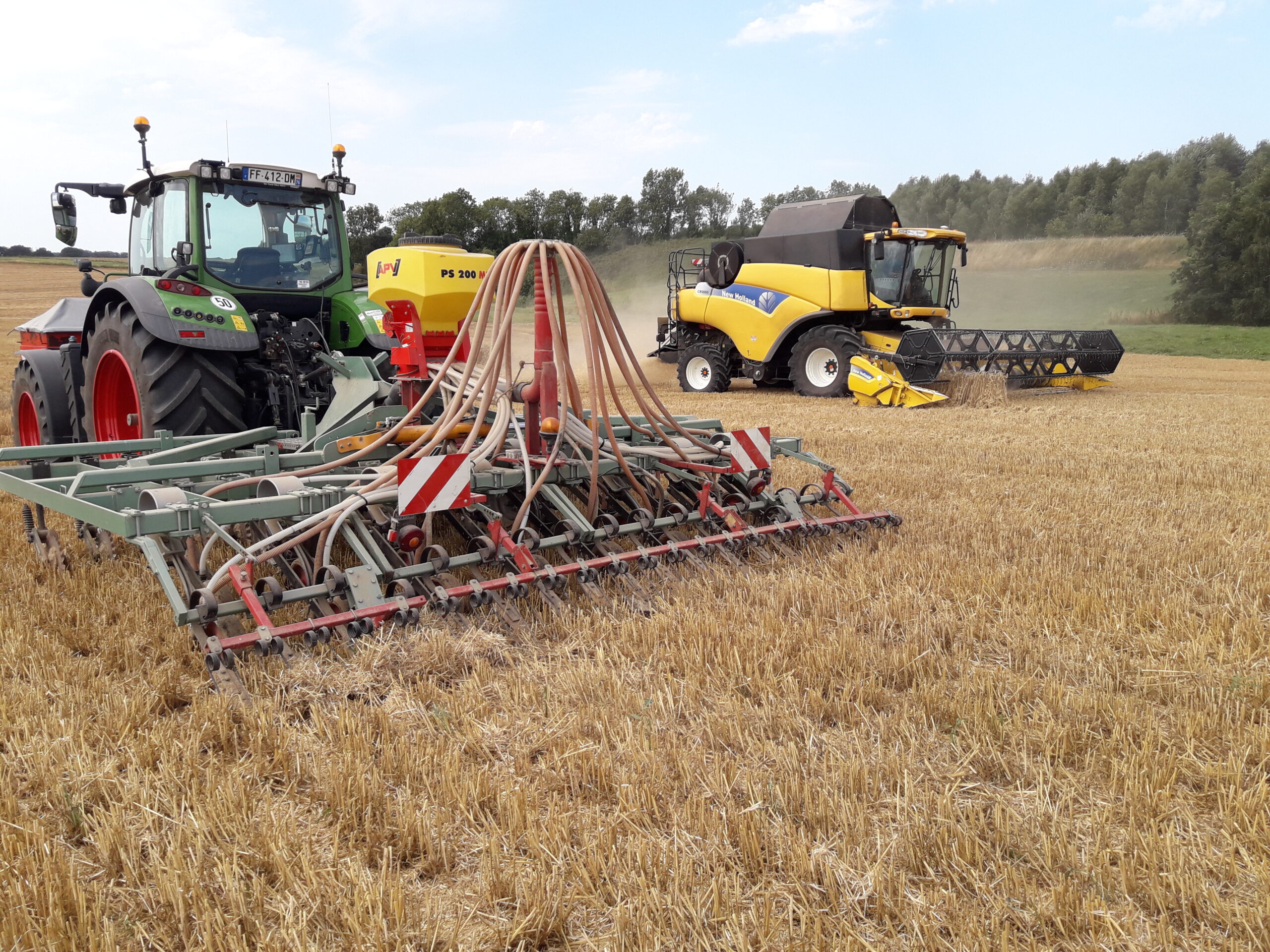Les dents du semoir autoconstruit permettent de chasser la paille du sillon et la roue plombeuse préserve l’humidité du sol.