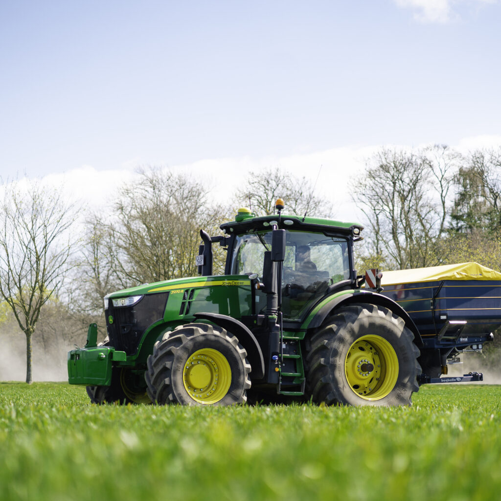tracteur John Deere embarquant l'OAD Atfarm, en train de fertiliser son champs