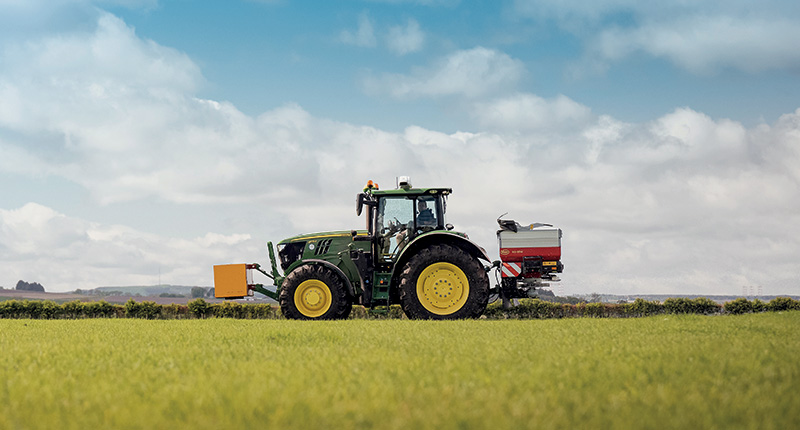 tracteur John Deere embarquant l'OAD Atfarm, en train de fertiliser son champs