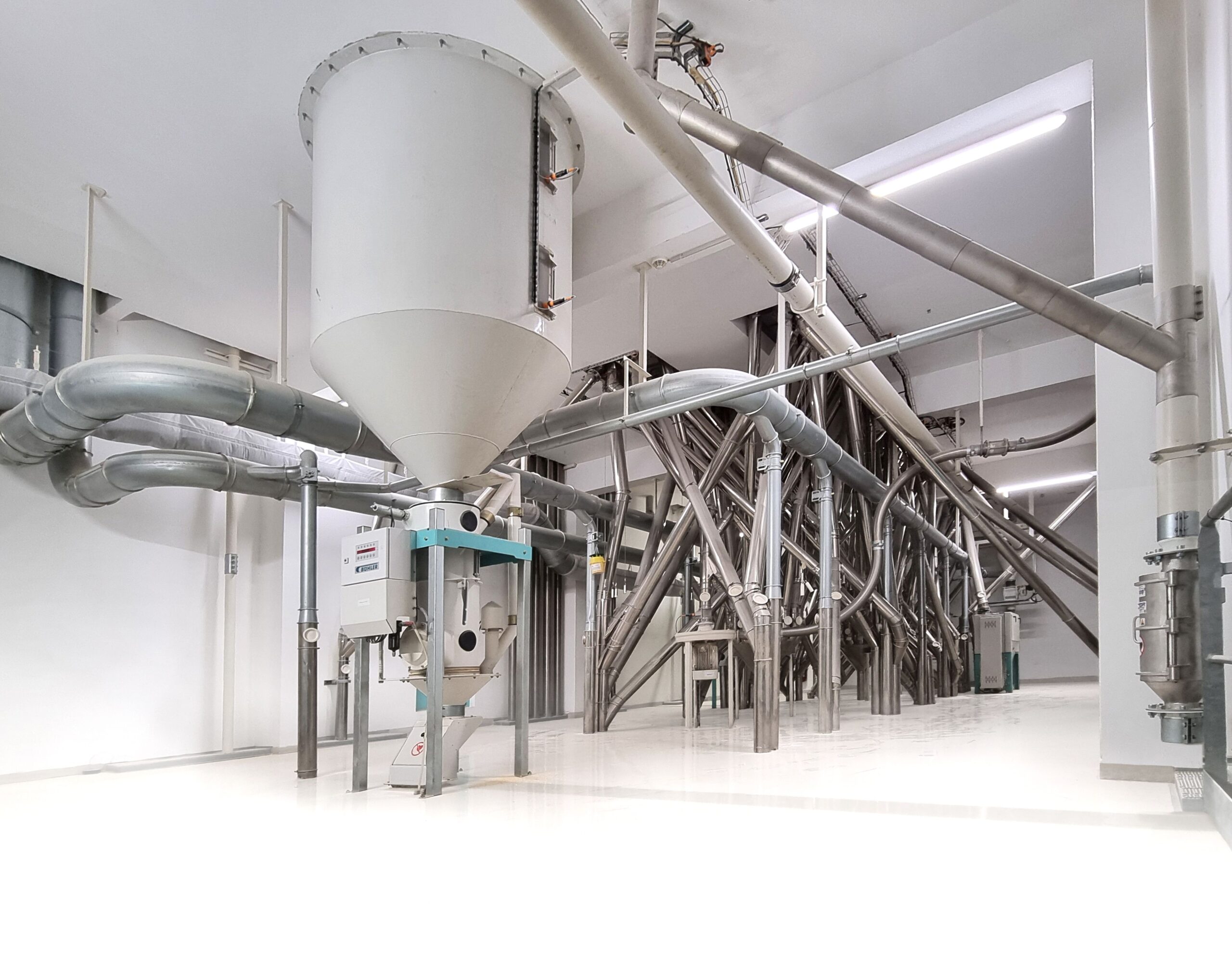 Entièrement automatisés, les 2 moulins sont équipés de matériel Bühler.