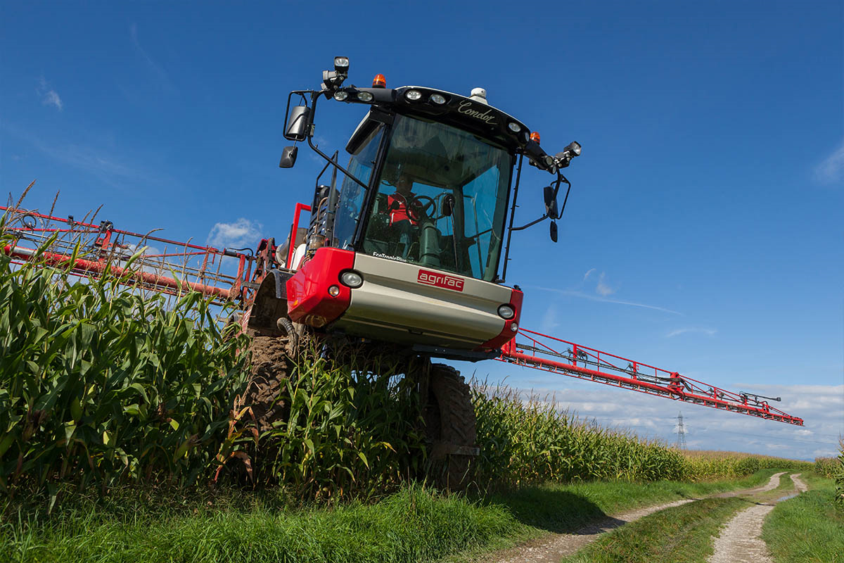 L'automoteur de pulvérisation enjambant le maïs ©AGRIFAC