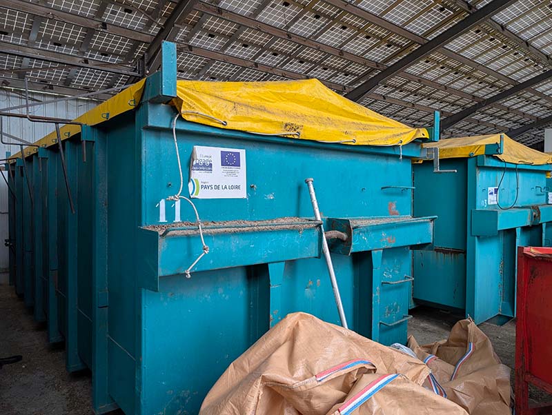 Excédentaire en énergie, Agro Logic assure le séchage des graines avec une chaudière biomasse et dispose de panneaux photovoltaïques.