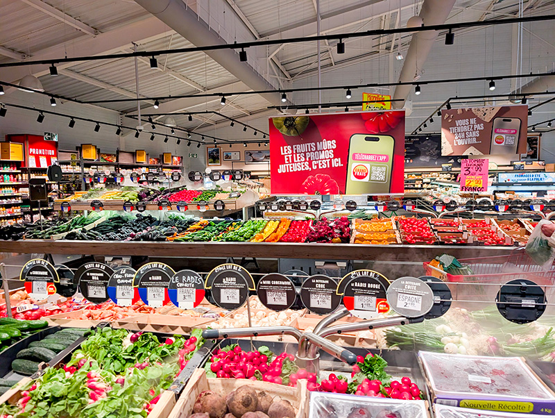 Etales de légumes dans un magasin Grand Frais